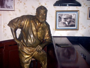 Statue_of_Hemingway_at_Floridita